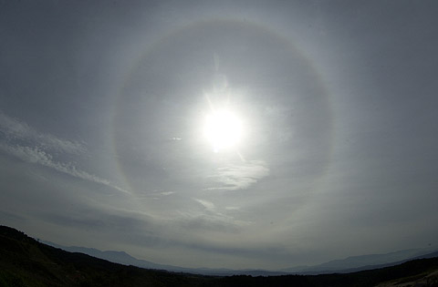 かさをかぶった太陽
