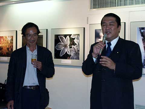 写真展に鳩山邦夫さん来る