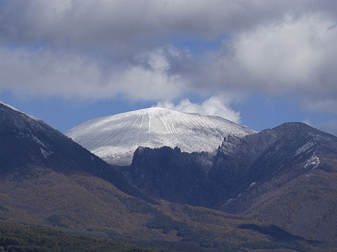 浅間山に雪