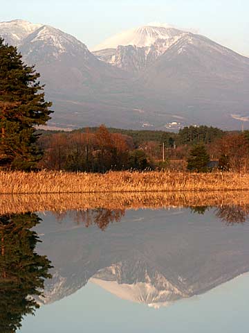 溜池に映った浅間山