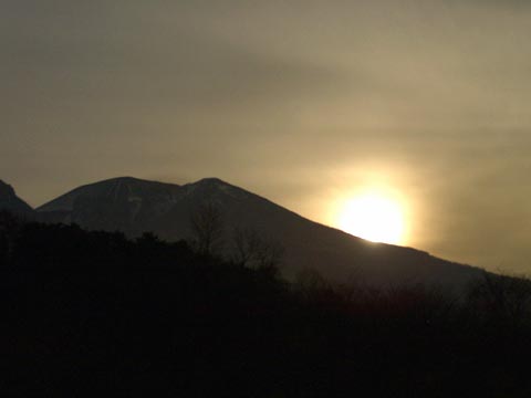 浅間から出る月