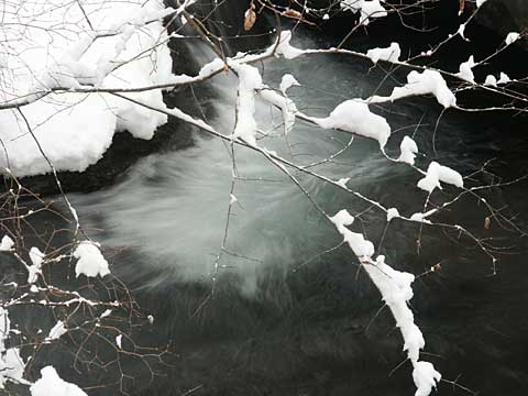 デジカメで雪の川を撮る