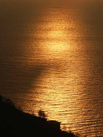 海に映る日の出