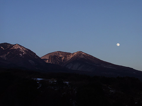 浅間山と月