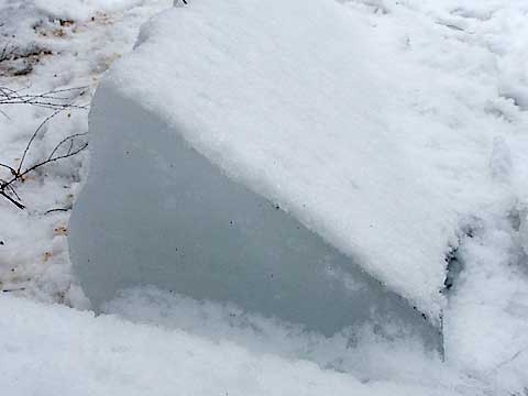 屋根から落ちた氷