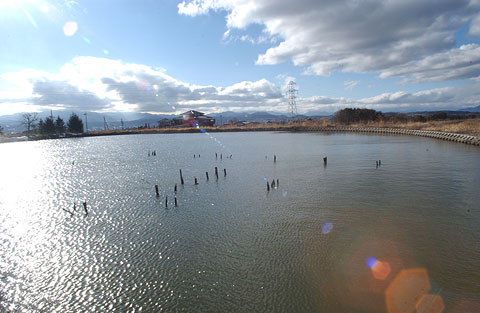 氷の溶けた溜め池