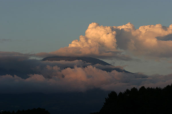 夕日に染まる浅間山