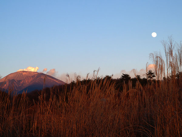 浅間山と月