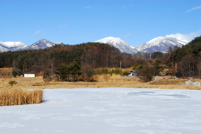 結氷した溜め池