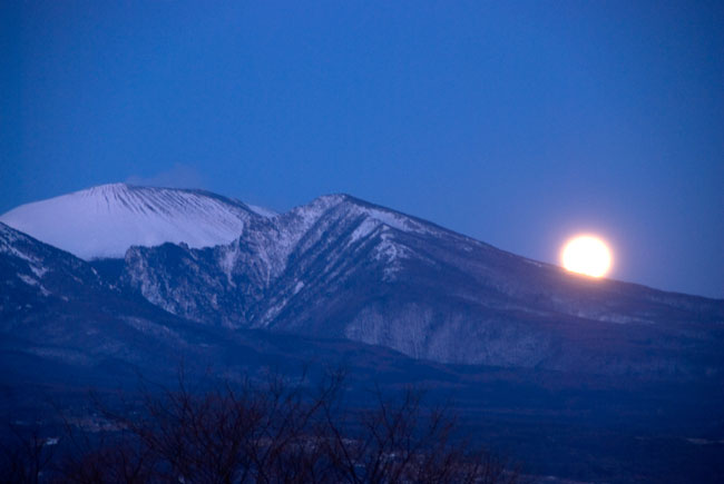 浅間から昇る月
