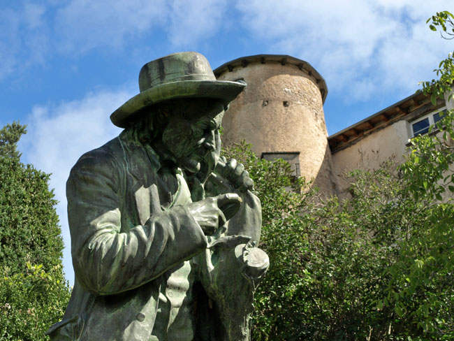 サンレオンのファーブル像