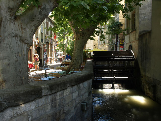 水車のある通り