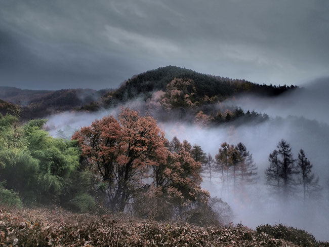 雲のかかった山