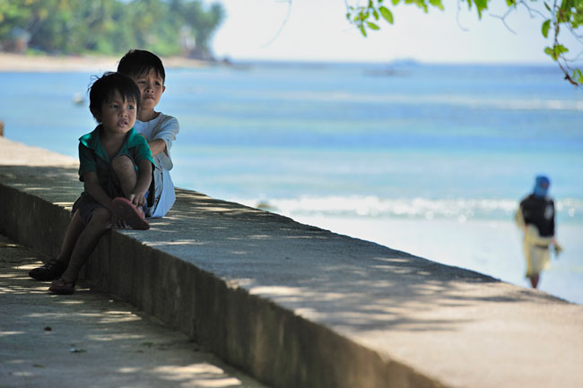 海辺の街の子どもたち