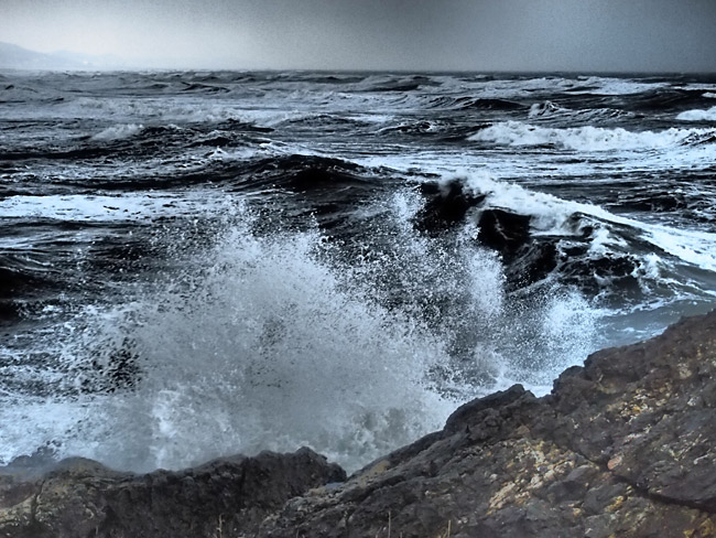 ドラマチックトーンで岩に砕ける波を撮る