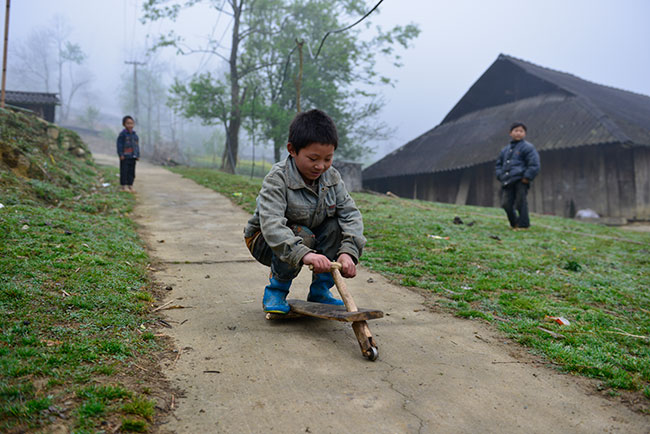 スケーターで遊ぶ子供
