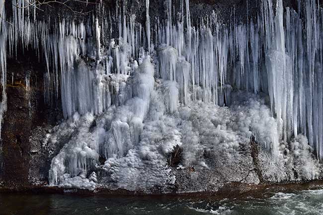 小諸日記より五郎兵衛用水のつらら（小諸の写真展展示作品より）