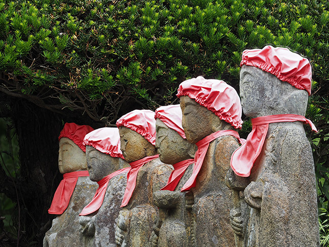 望遠ズームで石仏を深度合成