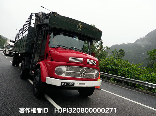 赤いベンツのトラック