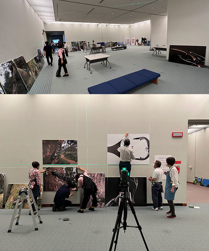 写真展の展示作業