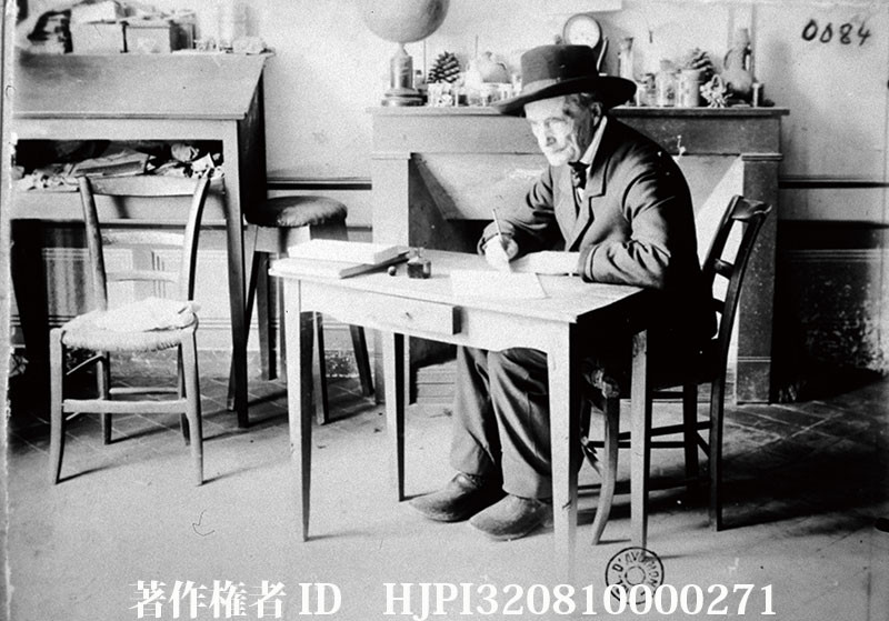 今日はファーブルの誕生日